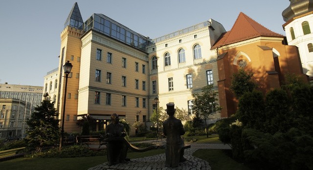 W poniedziałek rektor Uniwersytetu Opolskiego zdecydował o zawieszeniu zajęć do końca semestru zimowego 2021/22 i przejściu na naukę zdalną. To jednak nie ostudziło emocji, ponieważ w zarządzeniu stwierdzono, że sesja egzaminacyjna odbędzie się w tradycyjny sposób.