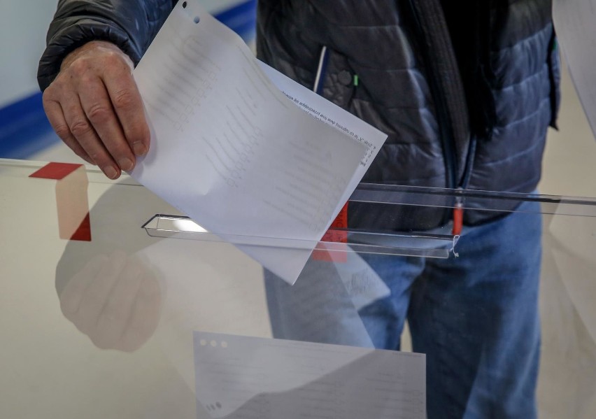 Francja: tydzień po wyborach członkowie komisji wyborczych...