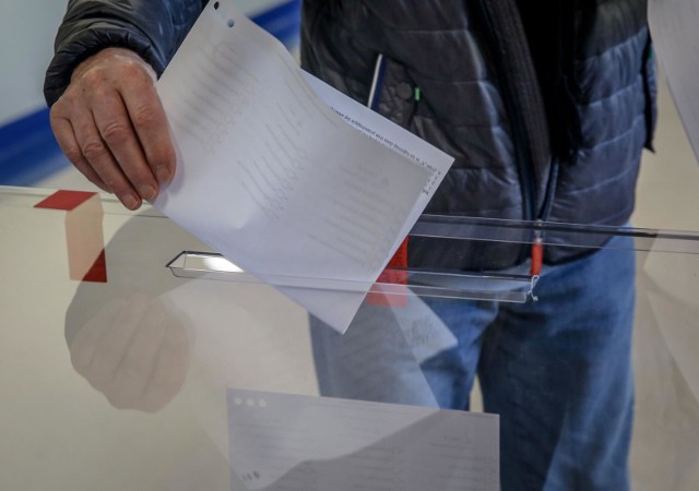 Francja: tydzień po wyborach członkowie komisji wyborczych informują, że są zakażeni koronawirusem.