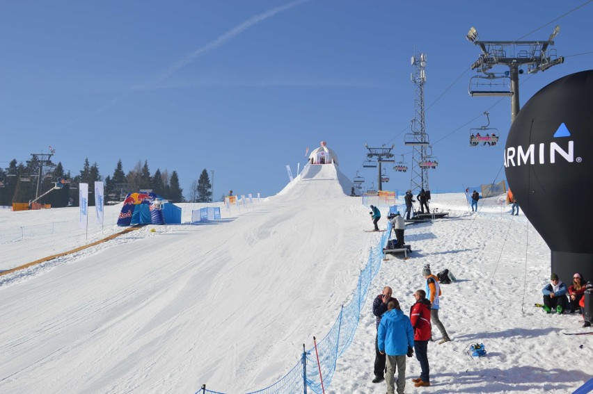 Białka Tatrzańska. Narciarze, snowboardziści i rowerzyści na śnieżnej skoczni [ZDJĘCIA]