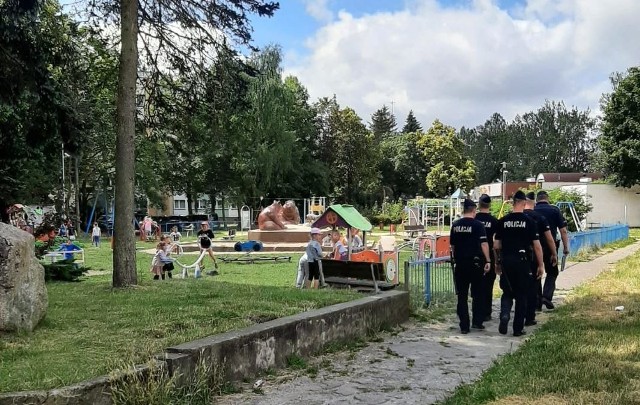 Dzielnicowi z II koszalińskiego komisariatu wspólnie ze słuchaczami Szkoły Policji w Słupsku przeprowadzili działania, ukierunkowane na poprawę bezpieczeństwa na terenie Koszalina.