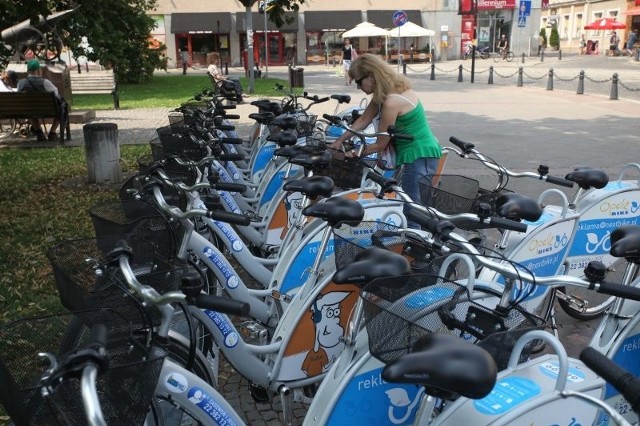 Wypożyczalnia rowerów na placu Wolności.