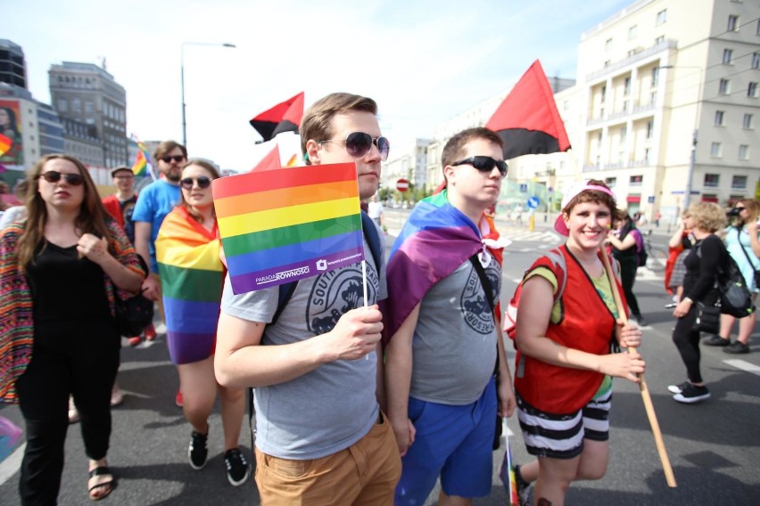 „Chcemy Polski bez homofobii”. Parada Równości ponownie przeszła ulicami stolicy. Osoby LGBT wsparli m.in. Lubnauer, Trzaskowski i Zandberg