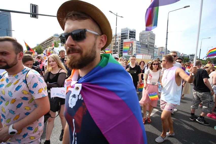 „Chcemy Polski bez homofobii”. Parada Równości ponownie przeszła ulicami stolicy. Osoby LGBT wsparli m.in. Lubnauer, Trzaskowski i Zandberg