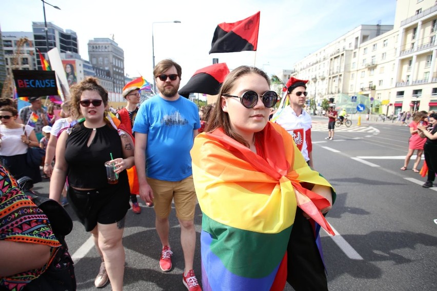 „Chcemy Polski bez homofobii”. Parada Równości ponownie przeszła ulicami stolicy. Osoby LGBT wsparli m.in. Lubnauer, Trzaskowski i Zandberg