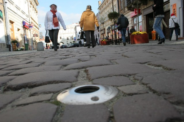 Żarówki już zostały wymienione. Reflektory, z których zostały tylko metalowe obudowy muszą poczekać na wymianę.