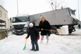 Chojnice. Tir na płocie - utrudnienia w ruchu