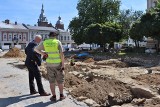 Nowy Sącz. Co dalej z wykopaliskami archeologicznymi na płycie rynku? SARR podpisał z miastem umowę na trzy lata [ZDJĘCIA]