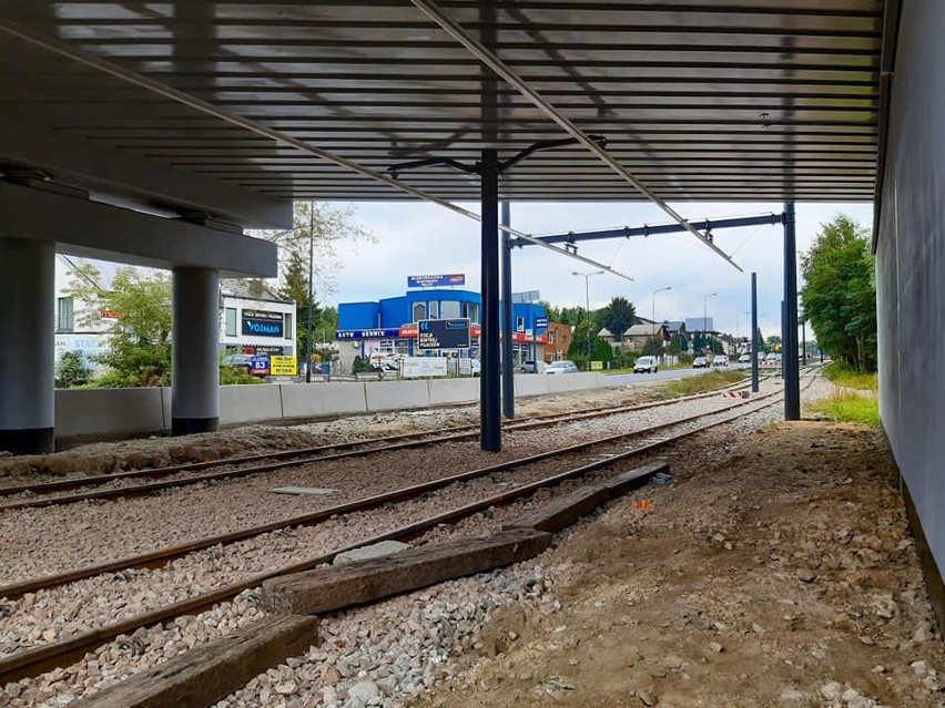 Pod wiaduktem kolejowym zastosowano nowoczesną, sztywna sieć...