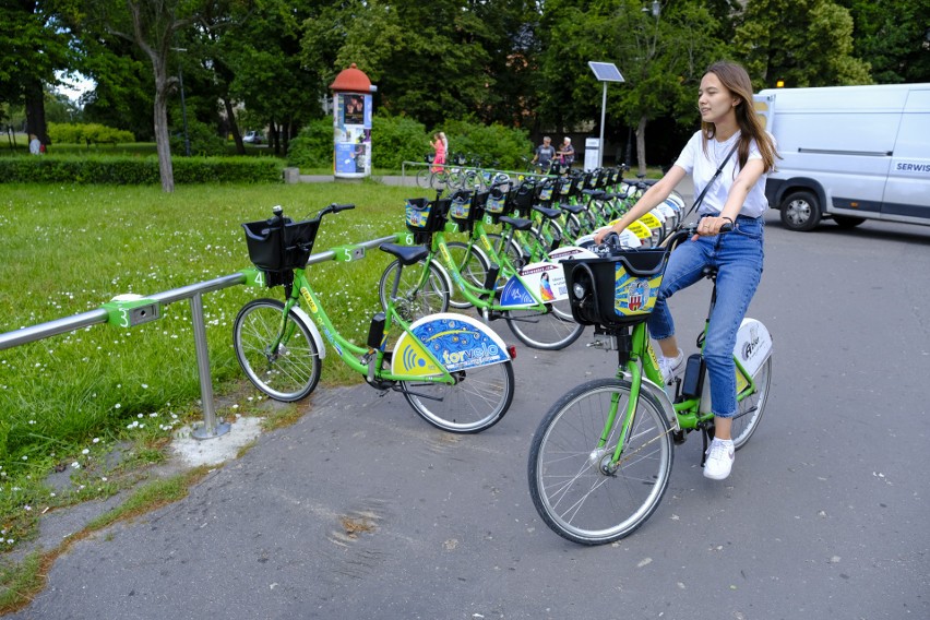 Rower miejski Torvelo w Toruniu. Na zdjęciu Alina...