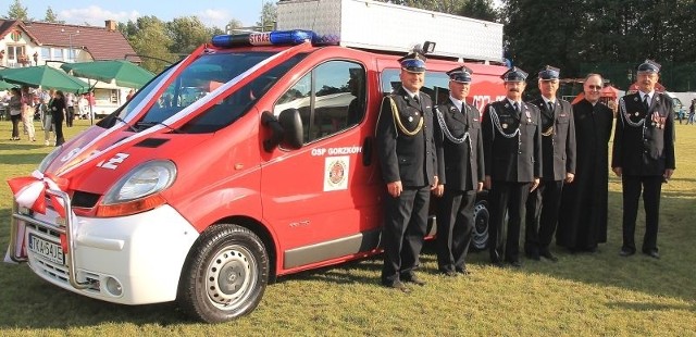 Przepasanego wstęgą, czerwonego renaulta na 60. urodziny prezentuje prezes jednostki Zdzisław Burgiel (pierwszy z prawej), w towarzystwie zaproszonych gości.