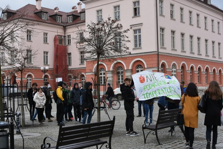 Uczniowie z Grodkowa protestowali przeciw zmianom klimatycznym