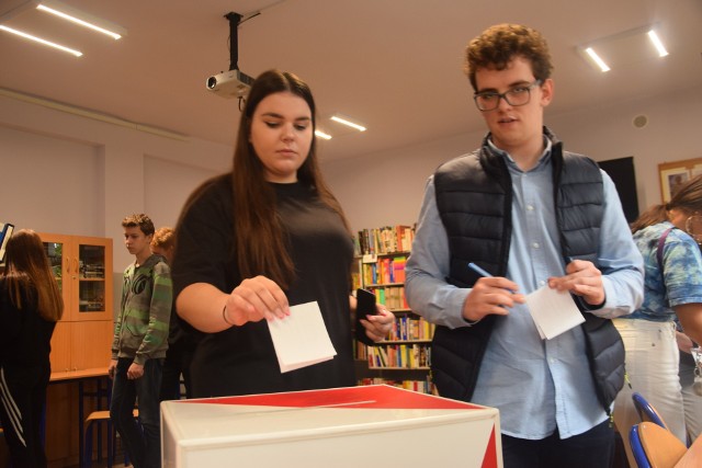 Wybory do rady młodzieżowej i samorządu uczniowskiego w Zespole Szkół nr 1 im. Gustawa Morcinka w Tychach