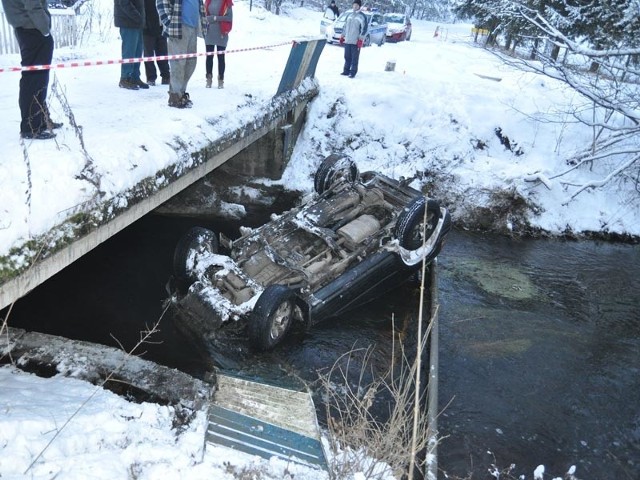 To już drugi podobny wypadek w ciągu ostatnich dni w okolicach Szczecinka, dwa tygodnie temu do rzeczki koło Radomyśla wpadło auto osobowe.  