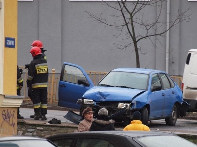 Wypadek na ulicy Łady. Samochód wjechał w budynek