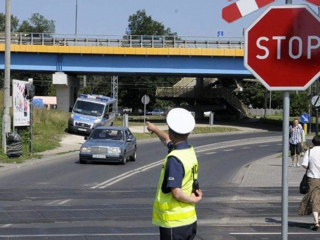 Policjanci już pierwszego dnia po usunięciu rogatek kontrolowali sytuację przy ul. Zaświat.