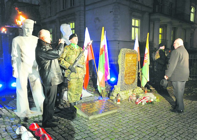 12 grudnia przed Pomnikiem Robotników Solidarności uroczystości zorganizował Włodzimierz Bogucki (z prawej).