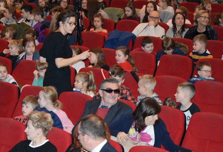 Koncert charytatywny w Ostrołęckim Centrum Kultury, zorganizowany przez uczniów Szkoły Podstawowej nr 10 [ZDJĘCIA, WIDEO]