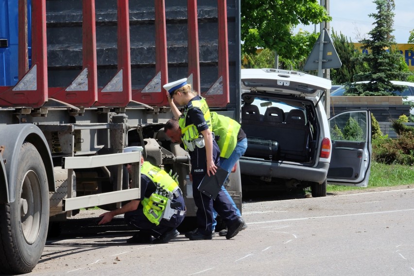 Wypadek na DK 65 w Fastach. Zderzenie ciężarówki z osobówką