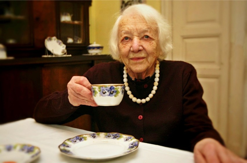 Pani Halina herbatę podaje w rosenthalowskich filiżankach,...