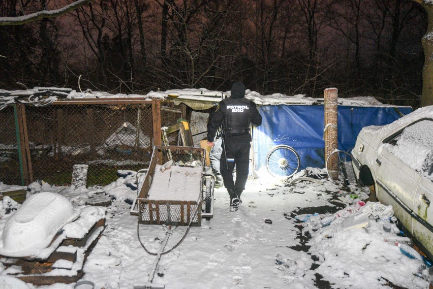 Tak żyją bezdomni w Polsce. Oni mieszkają w dramatycznych warunkach: złom i dżinsy na płocie. Zobaczcie zdjęcia