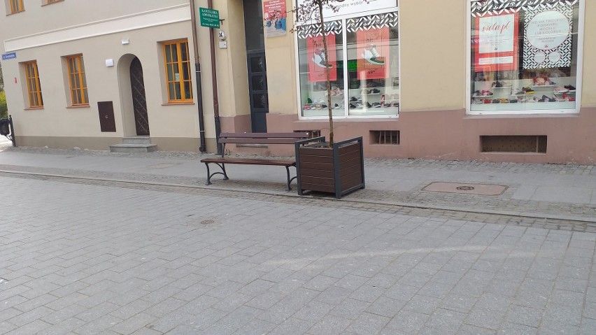 W Chełmnie przysiąść można na nowych ławkach. Nowe (zdjęcia)...