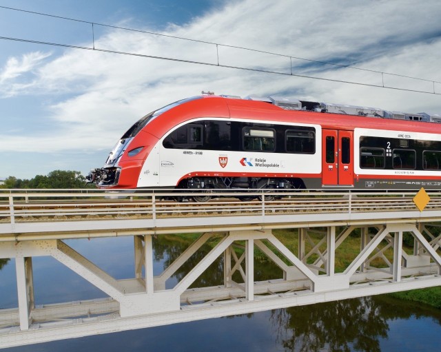 Według umowy, wykonawca ma dostarczyć pojazdy w dwóch etapach – pierwsze dwa pociągi mają trafić do Wielkopolski w terminie do 30 miesięcy od dnia podpisania umowy. Kolejne dwa w ciągu 34 miesięcy. Nowe pojazdy objęte zostaną 72 miesięczną gwarancją.