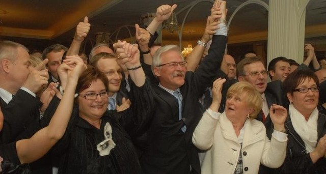 Radość w sztabie wyborczym PO w Bydgoszczy. Cieszą się m.in.:  Tadeusz Zwiefka, Teresa Piotrowska, Bernadeta Różańska-Majchrzak, Dorota Jakuta