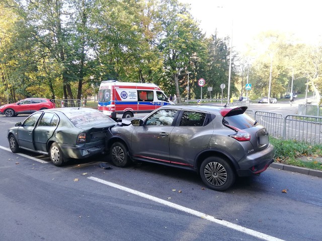 Do wypadku doszło we wtorek rano na skrzyżowaniu ul. Rolnej, Piłsudskiego i Słupskiej w Koszalinie. Jak wyjaśnia nam policja, kierowca skody zatrzymał się przed przejazdem dla rowerzystów i przepuszczał jadącego jednośladem. Jadący za nim nissan nie wyhamował i uderzył z dużą siłą w skodę, która uderzyła z kolei w rowerzystę. Na miejsce przyjechało pogotowie ratunkowe. Na szczęście jadący rowerem nie odniósł poważnych obrażeń.Zobacz także: Koszalin: wypadek na al. Monte Cassino - zderzenie auta osobowego i skutera