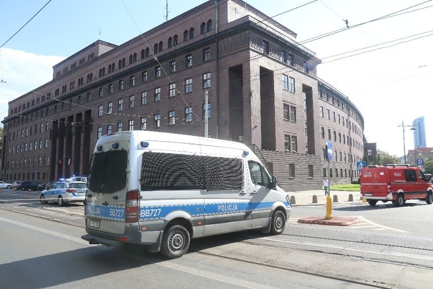 Człowiek z bombą w centrum Wrocławia? Zamknięte Podwale, pirotechnicy w akcji