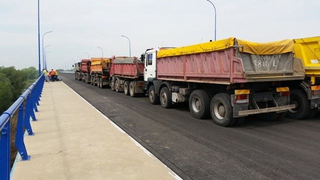 W środę na moście zaparkowało 27 ciężarówek załadowanych piaskiem, ważących  ok. 900 ton.