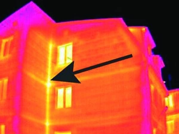 Ucieczkę ciepła przez mostki termiczne widać doskonale na zdjęciach wykonanych kamerą termowizyjną.
