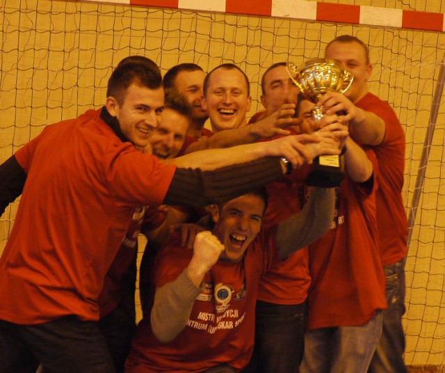 Ekipa Kratki.pl zwyciężyła zakończoną w miniony weekend halową ligę piłkarską &#8222;Centrum Cup - Oskar Sport&#8221;. Radości tej drużyny nie było końca.