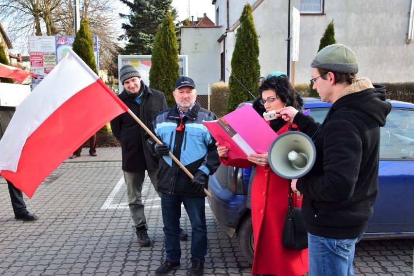 Pod ratuszem w Gniewkowie demonstrowali mieszkańcy Murzynna...