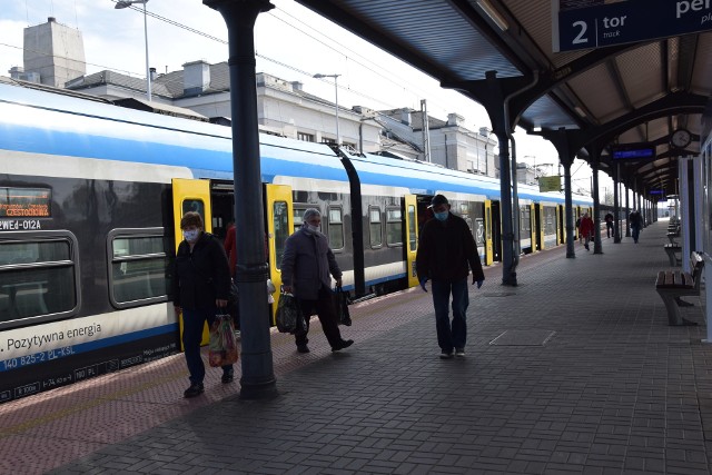 Zawiercie przestrzega obowiązku noszenia maseczek.Zobacz kolejne zdjęcia. Przesuwaj zdjęcia w prawo - naciśnij strzałkę lub przycisk NASTĘPNE