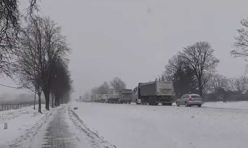 Atak zimy i fatalne warunki na drogach w powiecie opatowskim. Ruch od Ostrowca wznowiony (AKTUALIZACJA)