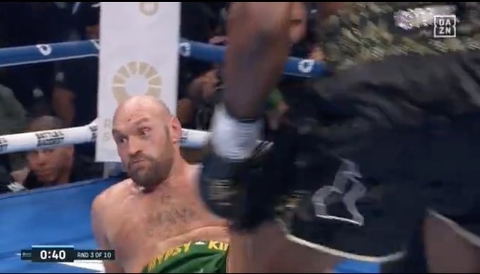 Tyson Fury na deskach po ciosie Francisa Ngannou w trzeciej...