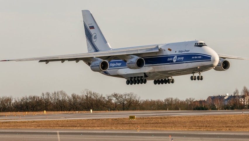 Największy produkowany seryjnie samolot transportowy na świecie wylądował w Gdańsku [ZDJĘCIA]