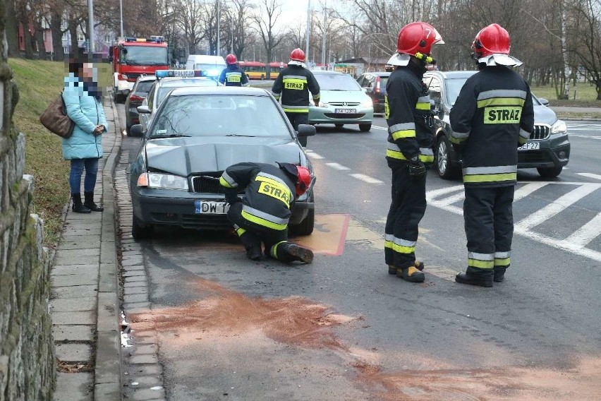 Wypadek na Kozanowie. Zderzyły się dwa auta osobowe