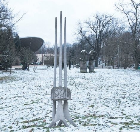 Pomnik stanie w bliskim sąsiedztwie amfiteatru i budowanej siedziby filharmonii (zdjęcie to nasz montażfotograficzny). Co sądzicie o nowej lokalizacji pomnika ,,Byliśmy &#8211; Jesteśmy &#8211; Będziemy''? Zapraszamy dodyskusji na: www.gk24.pl. O przenosinach innego pomnika w Szczecinku czytaj  na  stronie 9.