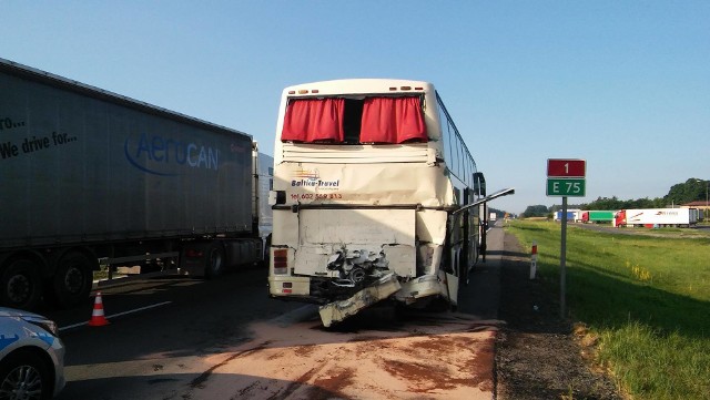 Wypadek autokaru z dziećmi w Wikłowie na DK1. Autokar wiózł wycieczkę do Zakopanego