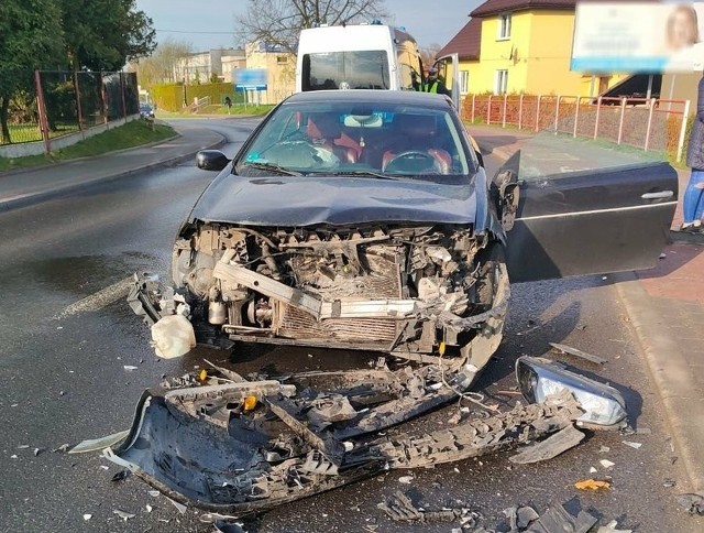 Groźne zdarzenie na ulicy 11 listopada w Jastrzębiu-Zdroju, pijana 36-latka uderzyła swoi m renaultem w dwa samochody