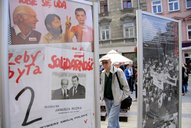 Wystawa przed ratuszem: Od Lipca '80 do wyborów '89