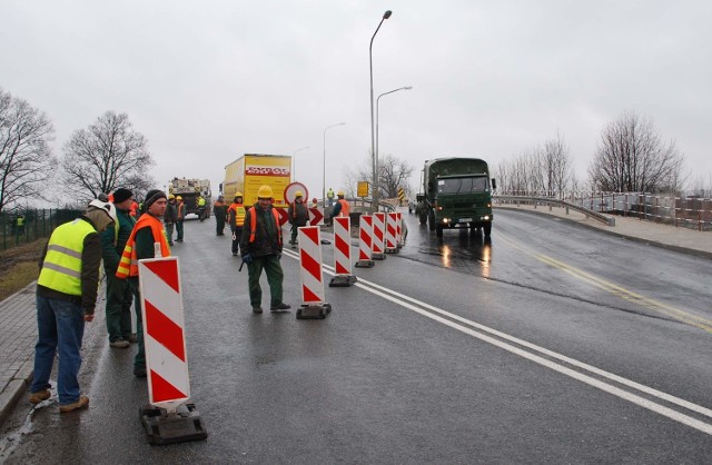 Nowy Most Krakusa będzie miał ponad 62 metry długość i szerokość całkowitą blisko 16 metrów. Pojazdy będą się poruszały po 7-metrowej jezdni, a piesi i rowerzyści będą mieli do dyspozycji 2,5 metrową ścieżkę pieszo-rowerową chodnik.  Koszt całej inwestycji to blisko 20 milionów złotych. Inwestorem jest opolski Oddział Generalnej Dyrekcji Dróg Krajowych i Autostrad.Inwestycja (rozbiórka starego mostu, budowa nowego i rozbiórka mostu tymczasowego) zakończy się w październiku 2013 r. Ruch na nowy most powróci jednak z mostu tymczasowego kilka tygodni wcześniej.