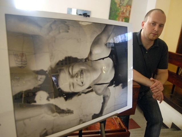 Tomasz Keler ze zdjęciem  Agaty, jednej z pięciu z bohaterek wystawy. 