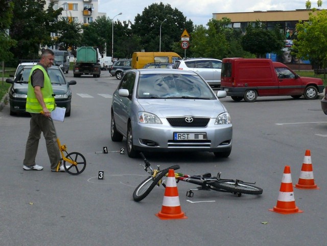 Miejsce wypadku dokumentują policjanci.