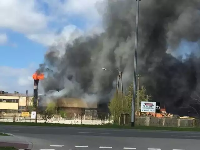 Przy ul. Bohaterów Warszawy zapaliła się hala produkcyjna.