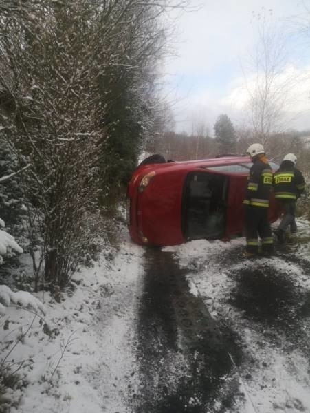 Wypadek w Piwnicznej-Zdroju. Samochód dachował na oblodzonej drodze [ZDJĘCIA]