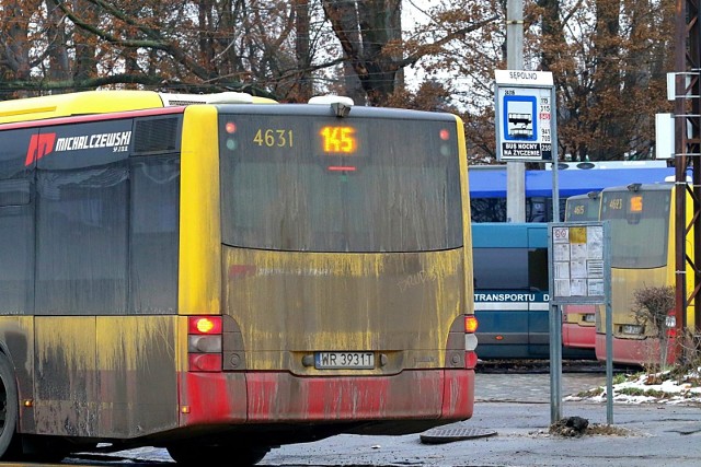 Do niektórych miejscowości nie dojeżdża żadna forma publicznego transportu.