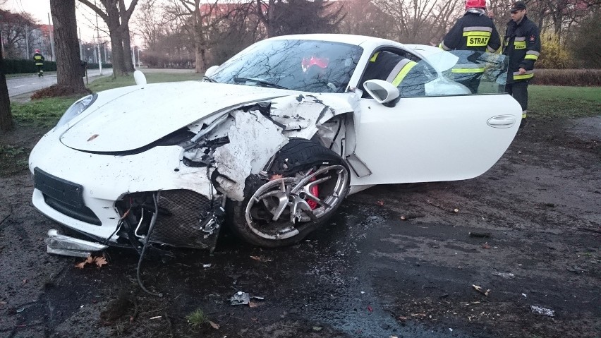 Wrocław: Porsche uderzyło w drzewo przy pl. Powstańców Śląskich. Kierowca uciekł z miejsca wypadku